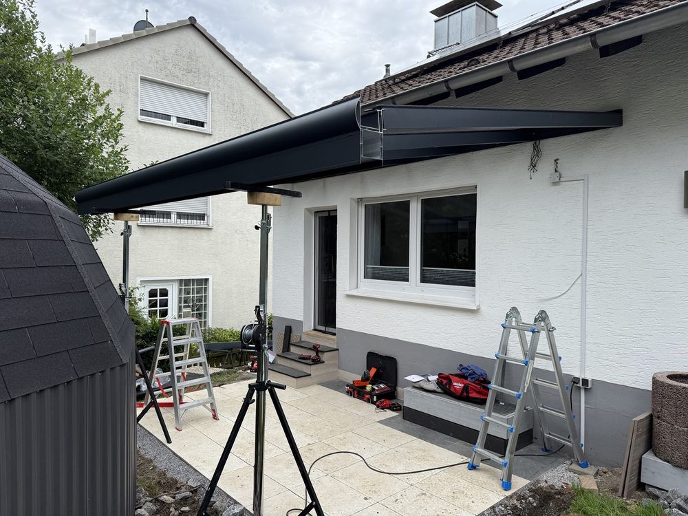 Rinnenträger eines Wintergartens wird auf Stützen ausgerichtet