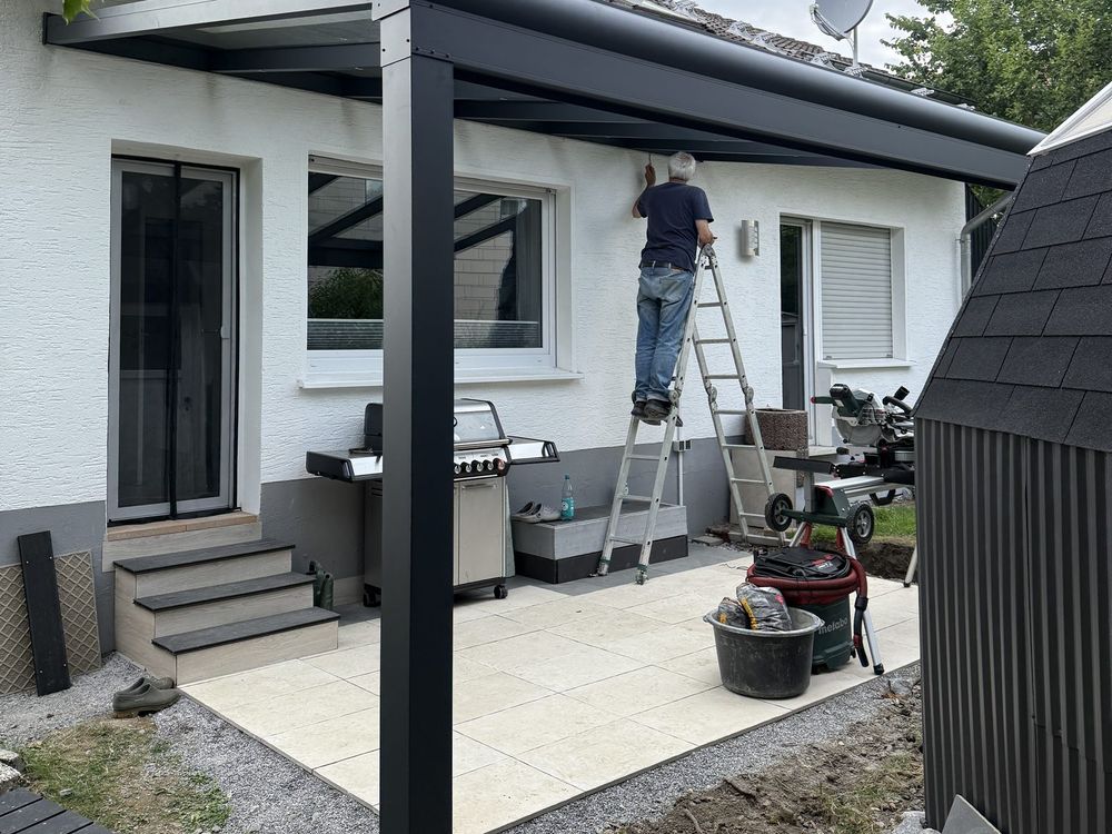 Pfosten und Dachrahmen eines Wintergartens während der Montage