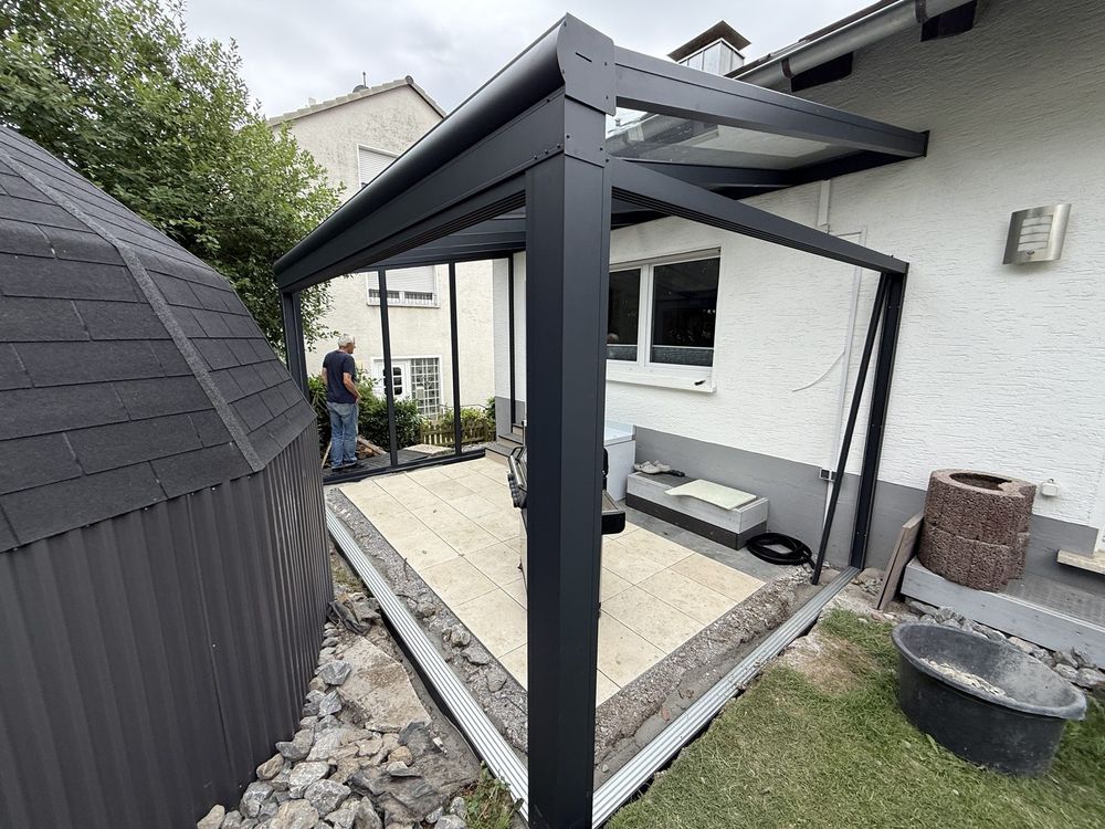 Aluminiumrahmen eines Wintergartens steht, Glas folgt