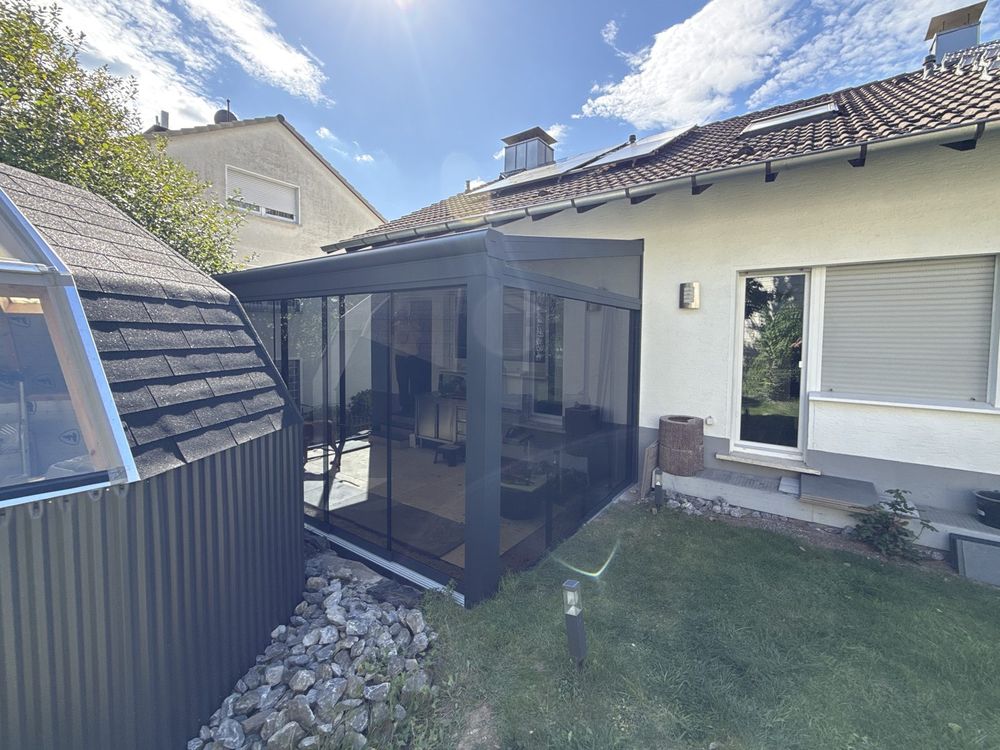 Wintergarten am Bungalow mit Rasen und Kiesstreifen